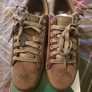 New Puma Clyde velour Ice olive color sneakers in 7.5